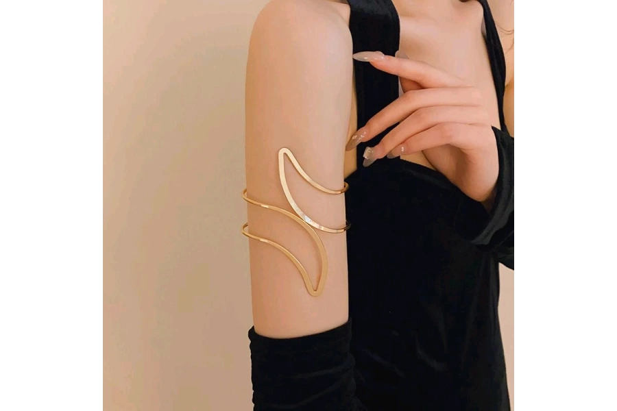 Shoecide Pirinç Soyut Alev Desenli Gold Renk Kadın Pazu Bileklik