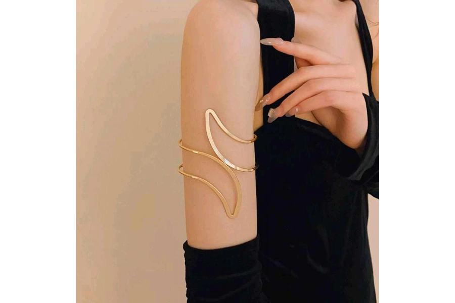 Shoecide Pirinç Soyut Alev Desenli Gold Renk Kadın Pazu Bileklik