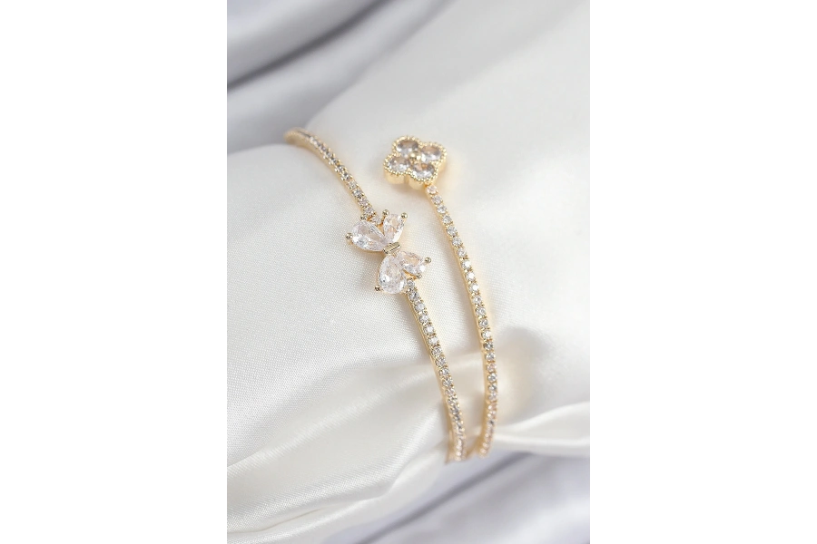 Shoecide Pirinç Zirkon Taşlı Fiyonk Ve Yonca Model Gold Renk Kadın Bileklik