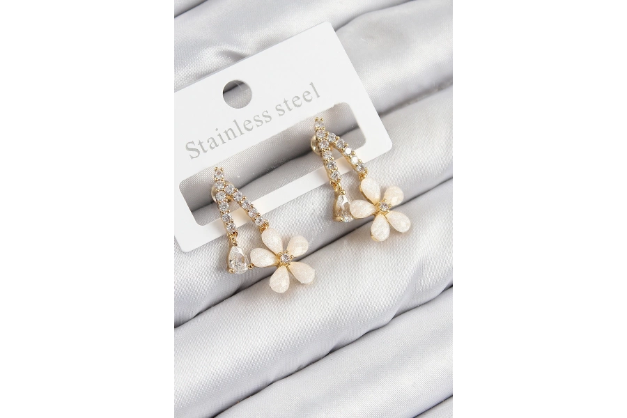 Shoecide Pirinç Zirkon Taşlı Papatya Model Gold Renk Kadın Küpe