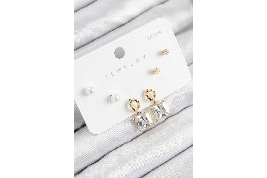 Shoecide Pirinç Zirkon Taşlı Sallantılı Kare Model Gold Renk 925 Ayar Gümüş Çivi Kadın Küpe Set