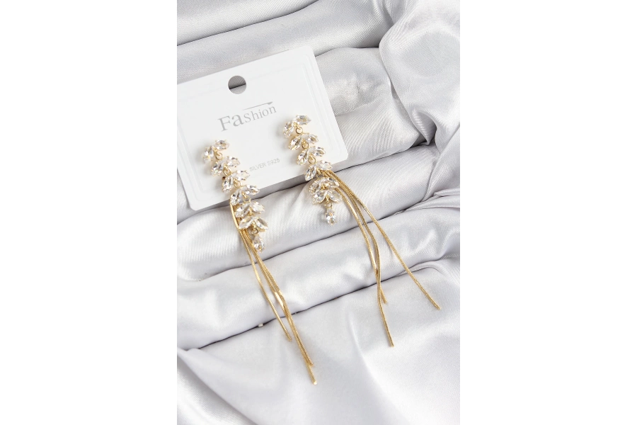 Shoecide Pirinç Zirkon Taşlı Sallantılı Model Gold Renk 925 Ayar Gümüş Çivi Kadın Küpe
