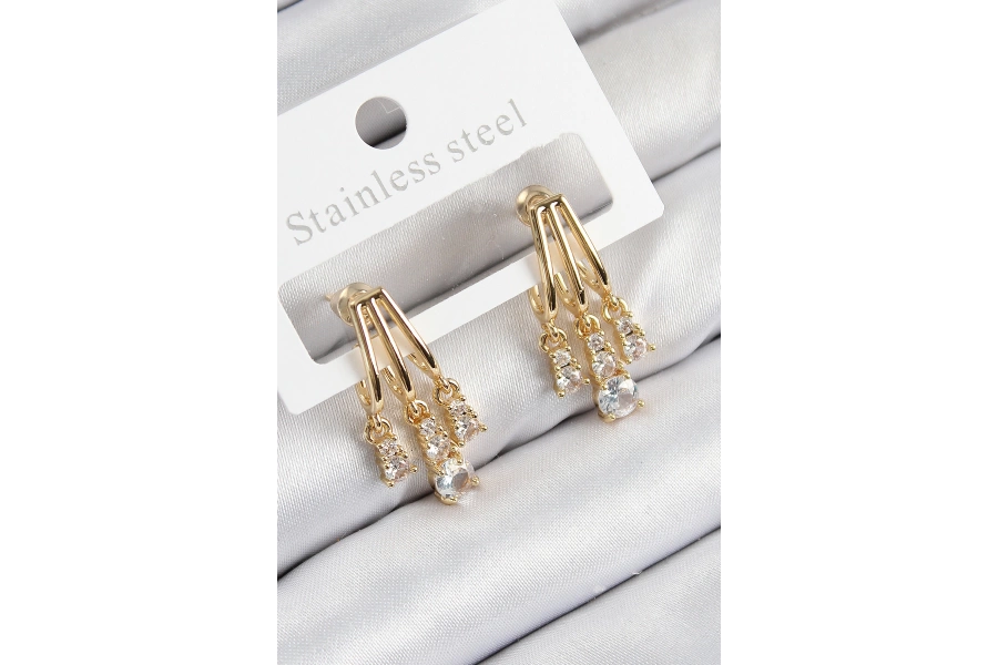 Shoecide Pirinç Zirkon Taşlı Sallantılı Model Gold Renk Kadın Küpe