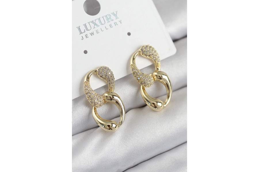 Shoecide Pirinç Zirkon Taşlı Zincir Model Gold Renk Kadın Küpe