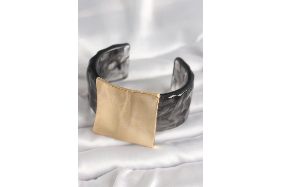 Shoecide Siyah Mermer Desen Akrilik Plastik Gold Kare Plaka Model Vintage Kadın Bilezik