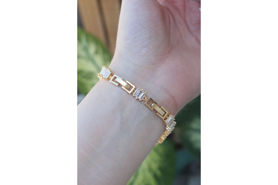 Shoecide Vip Seri Pirinç Zirkon Taşlı Gold Renk Kare Su Yolu Model Bileklik