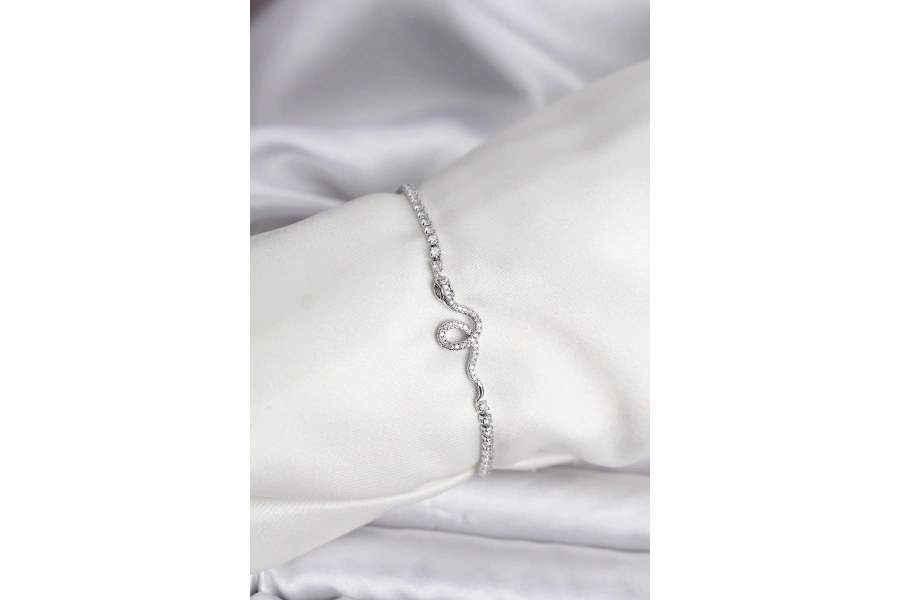 Shoecide Yılan Model Zirkon Taşlı Gümüş Renk Pirinç Su Yolu Kadın Bileklik