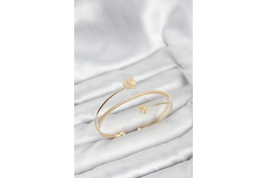 Shoecide Yonca Çiçek Model Pirinç Gold Renk Kadın Bileklik