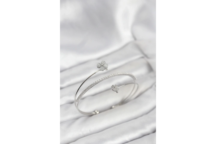 Shoecide Yonca Çiçek Model Pirinç Gümüş Renk Kadın Bileklik