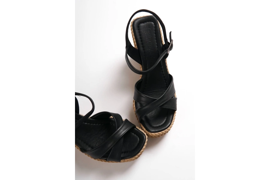 SOFIA Tokalı Lastikli Dolgu Topuklu Ortopedik Taban Hasır Görünümlü Kadın Sandalet KT Siyah