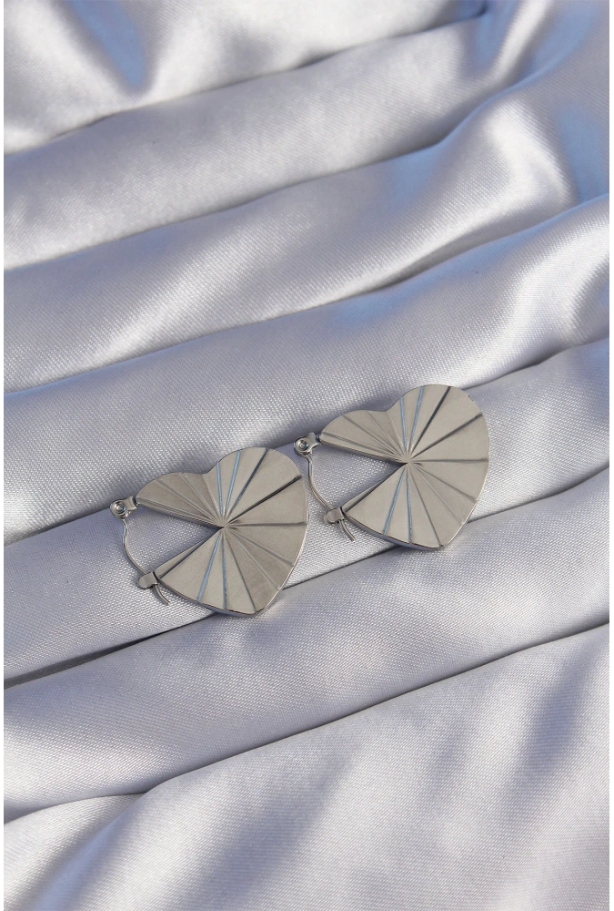 Shoecide 316l Çelik Gümüş Renk Çizgili Plaka Tasarımlı Kalp Küpe