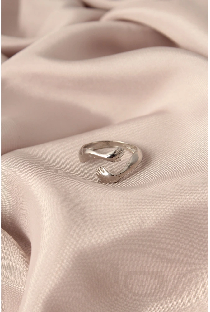 Shoecide Ayarlamalı Gümüş Renk Metal Sarılan Eller Model Kadın Yüzük