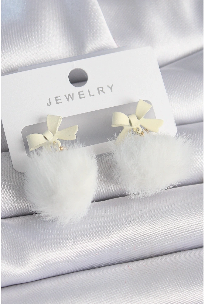 Shoecide Beyaz Renk Kurdele Tüylü Ponpon Model Kadın Küpe