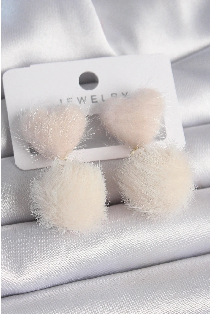 Shoecide Pembe Renk Tüylü Kalp Ponpon Model Kadın Küpe