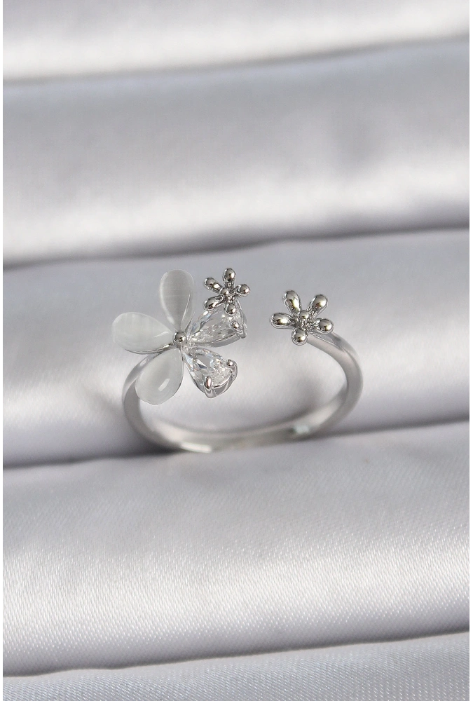 Shoecide Pirinç Gümüş Renk Ayarlanabilir Zirkon Taşlı Beyaz Mineli Yaprak Model Kadın Yüzük