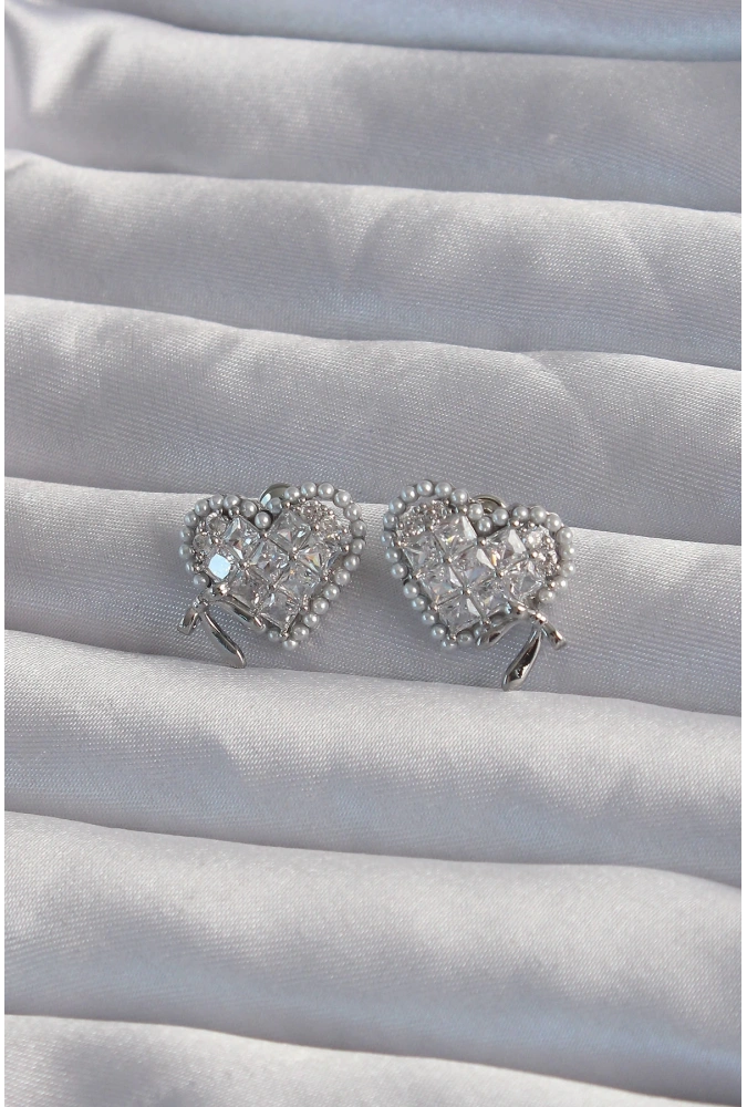 Shoecide Pirinç Gümüş Renk Fiyonk Detay İncili Zirkon Taşlı Kalp Küpe