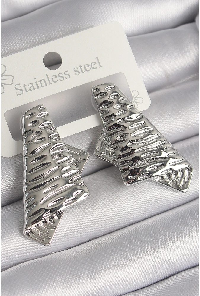 Shoecide Pirinç Gümüş Renk İşleme Detaylı Katlanmış Kare Plaka Model Kadın Küpe