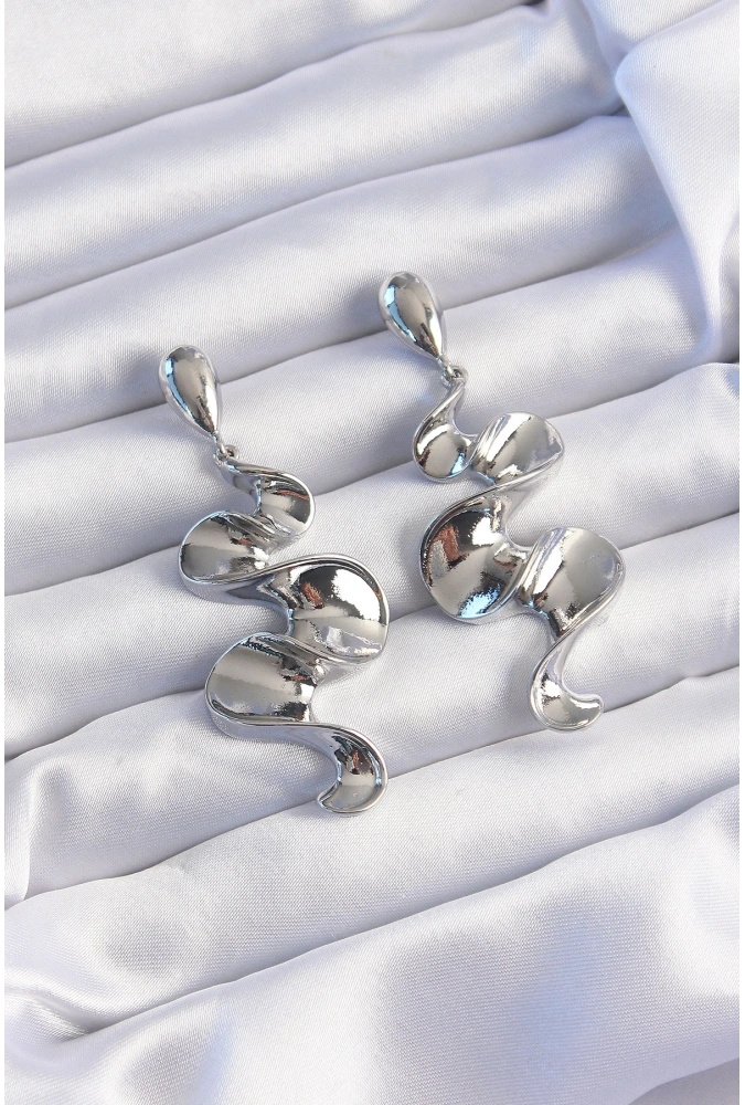 Shoecide Pirinç Gümüş Renk Kıvrımlı Sallantılı Küpe