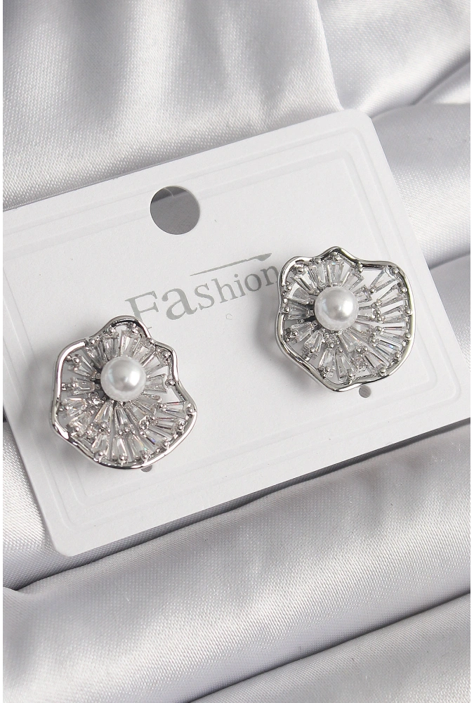 Shoecide Pirinç Gümüş Renk Zirkon Taşlı Çiçek Model İnci Detay Kadın Küpe