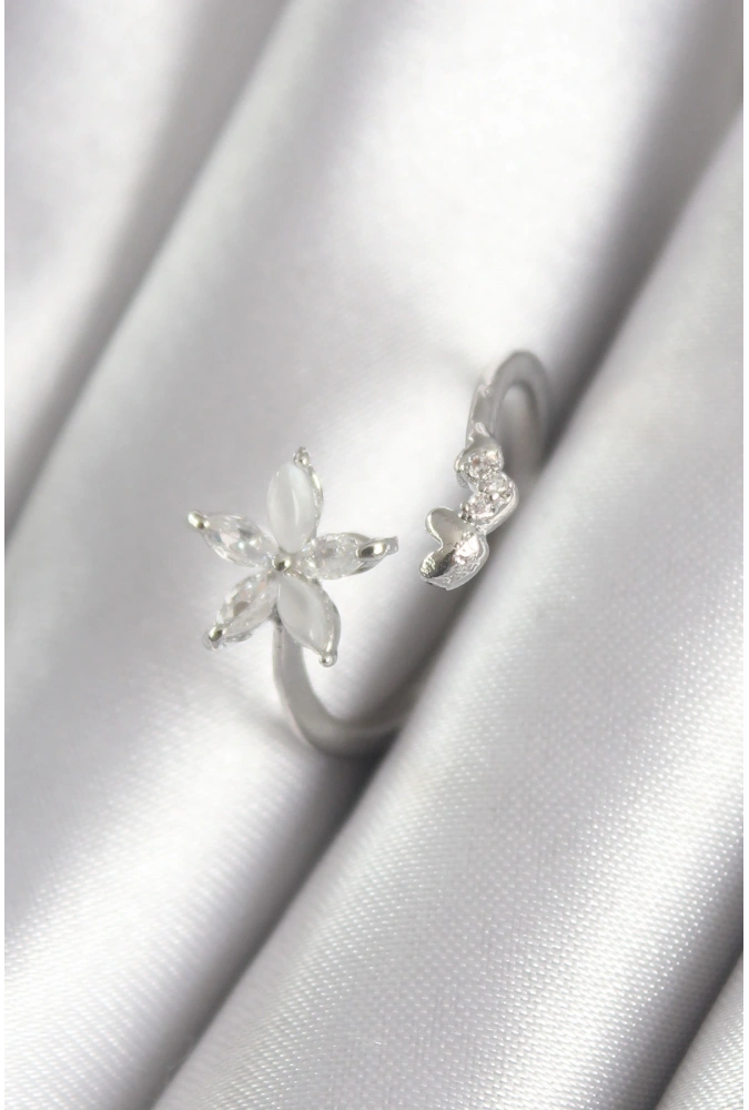 Shoecide Pirinç Gümüş Renk Zirkon Taşlı Çiçek Model Kalp Detay Kadın Yüzük