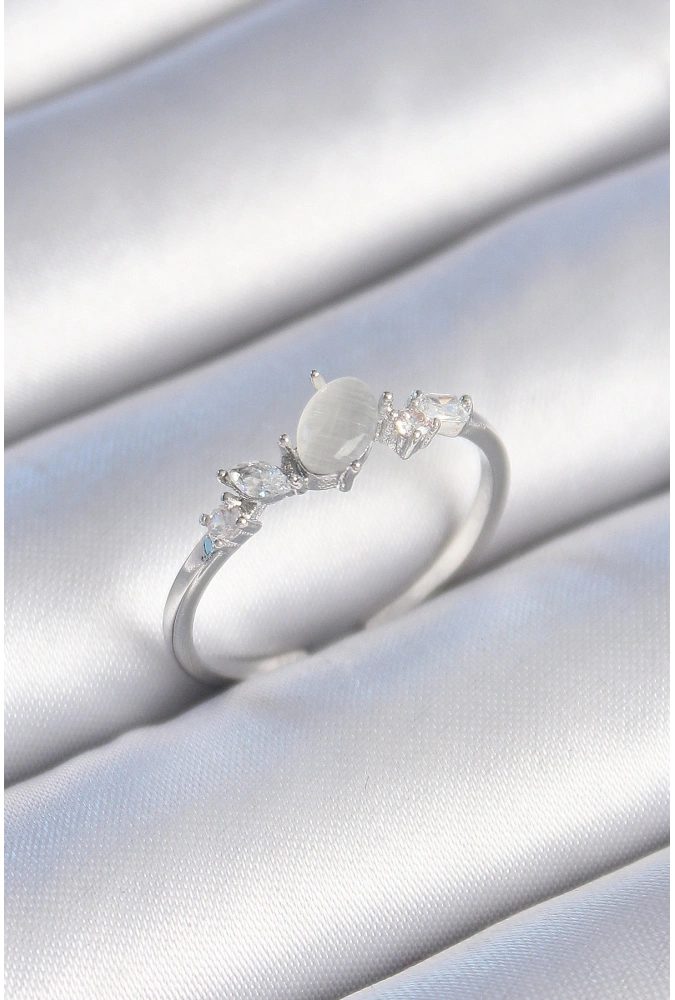 Shoecide Pirinç Gümüş Renk Zirkon Taşlı Oval Beyaz Mineli Kadın Yüzük