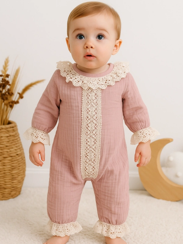 Dantel Detaylı Kız Bebek Müslin Tulum