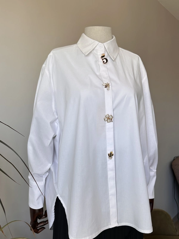 Broş Detaylı Beyaz Oversize Gömlek
