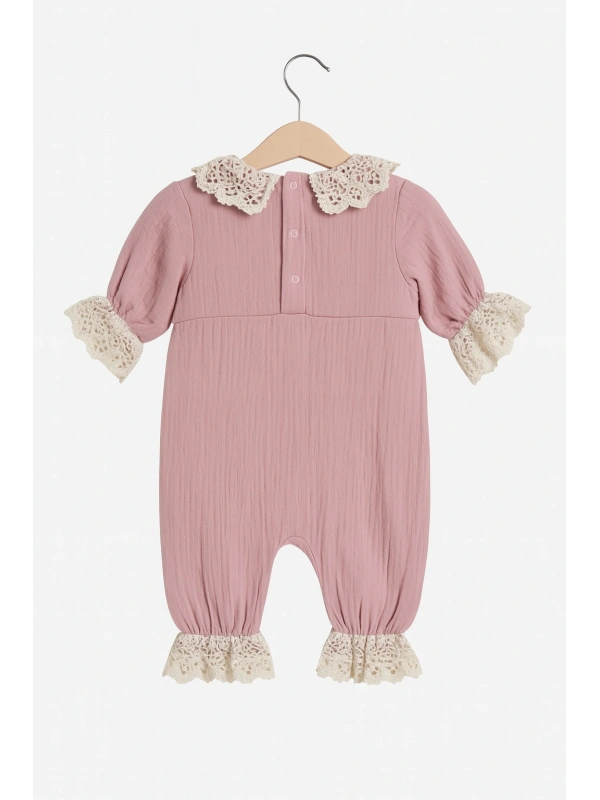 Dantel Detaylı Kız Bebek Müslin Tulum