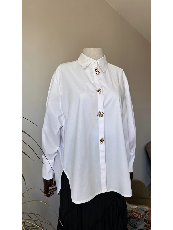 Broş Detaylı Beyaz Oversize Gömlek