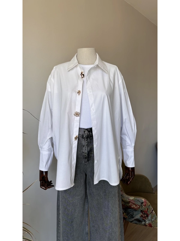 Broş Detaylı Beyaz Oversize Gömlek