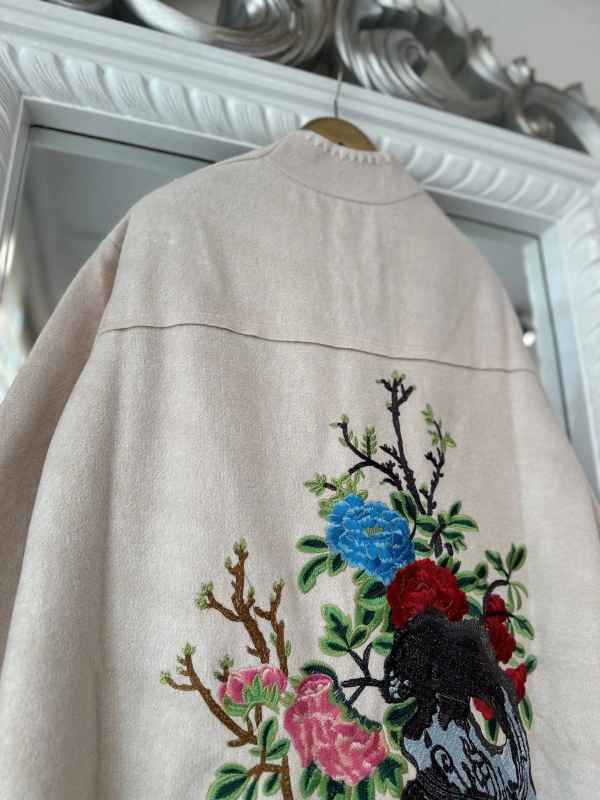 İNVEE 6224 Arkası Nakışlı Vanilya Keçe Kaban