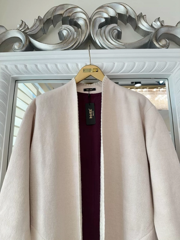 İNVEE 6224 Arkası Nakışlı Vanilya Keçe Kaban