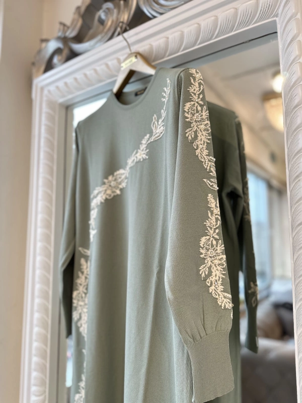 İNVEE 6848 İşlemeli Küfrengi Triko Elbise