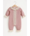 Dantel Detaylı Kız Bebek Müslin Tulum