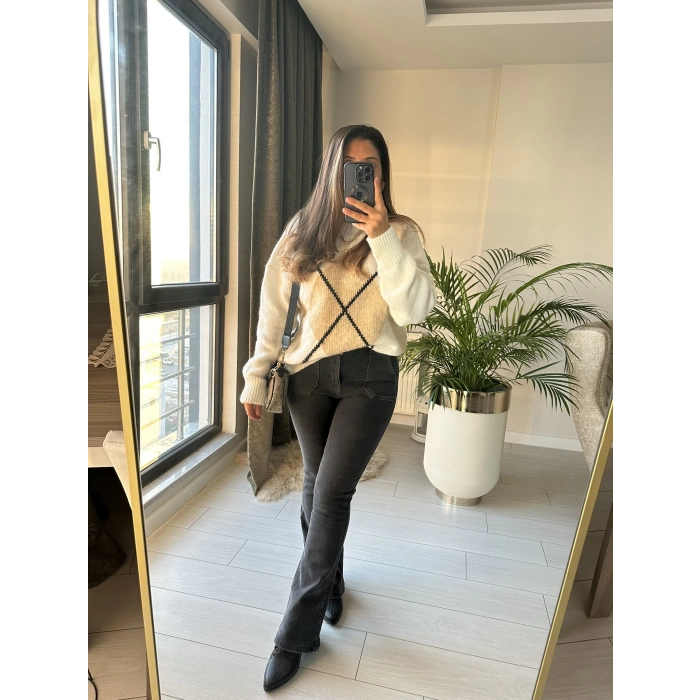 BAKLAVA DESENLİ KREM RENK KAZAK