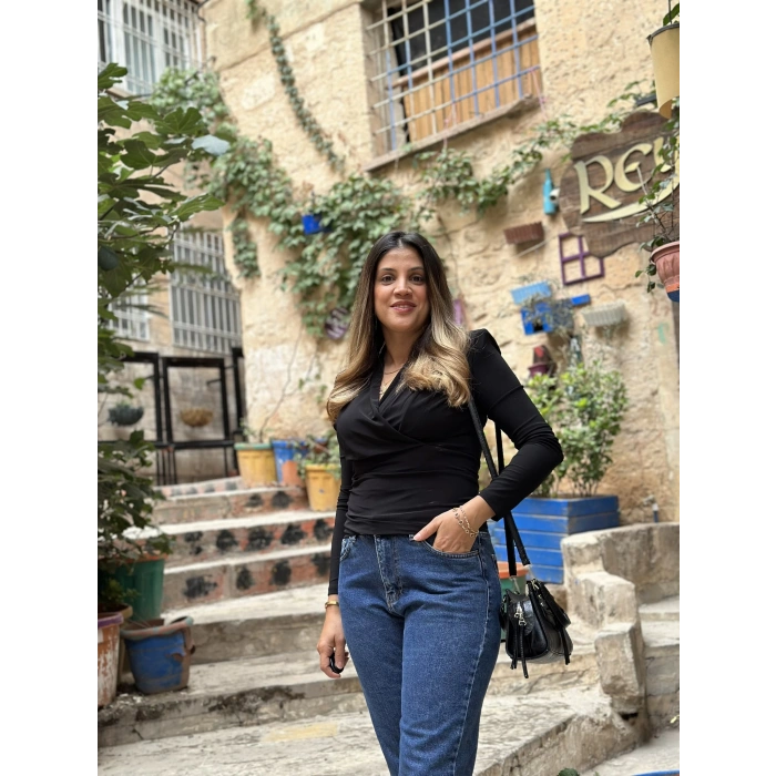 OMUZLARI VATKALI SİYAH BLUZ