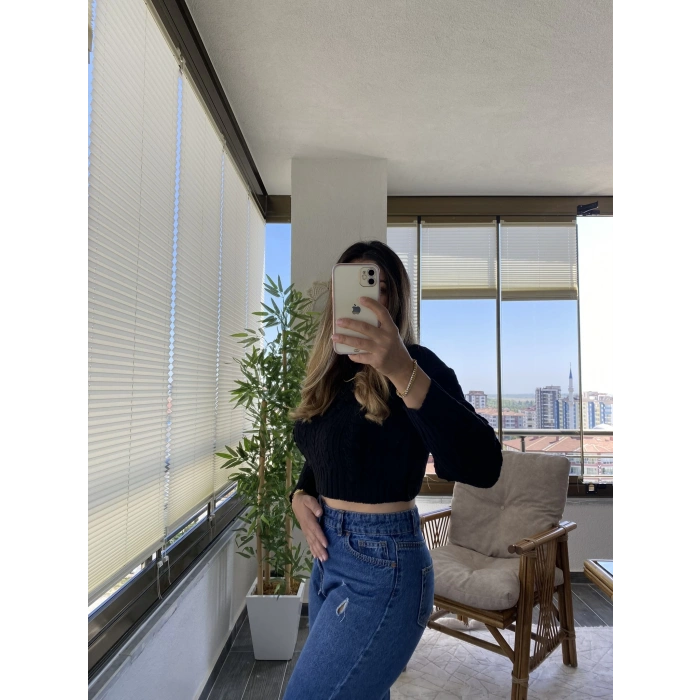 SİYAH RENK CROP KAZAK
