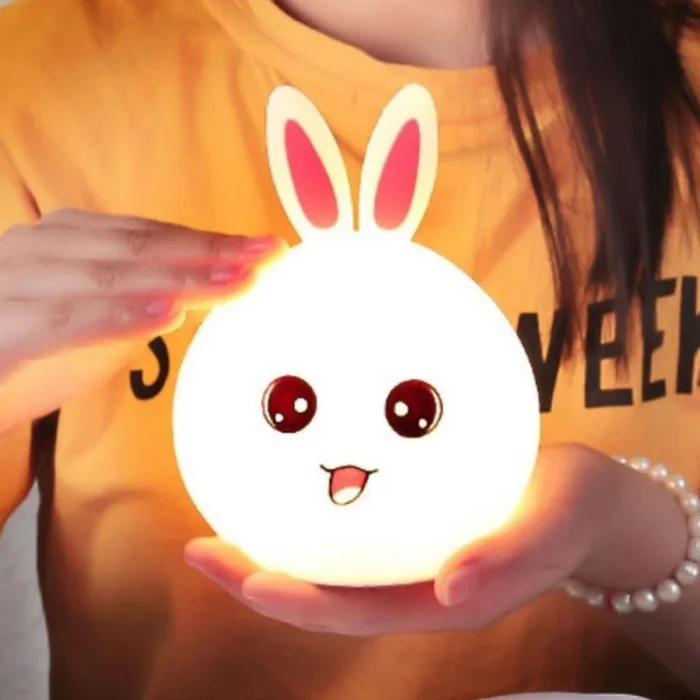 5 Farklı Renk Modlu Tavşan Figürlü Pofuduk LED Gece Lambası–Yumuşak Dokulu Çocuk Odası ve Dekoratif Şarjlı Ortam Işığı (5047)