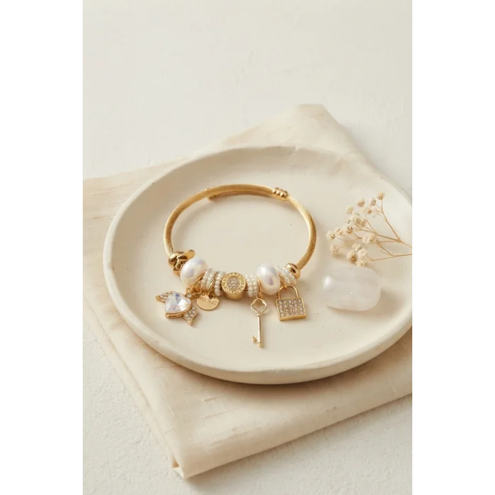 Beyaz Kalp Model Gold Renk Charmlı Bileklik