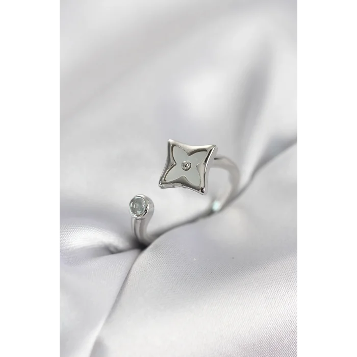 Gümüş Renk Köşeli Yonca Model Zirkon Taşlı Kadın Yüzük