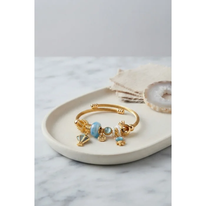 Mavi Uçan Model Charmlı Gold Renk Bileklik