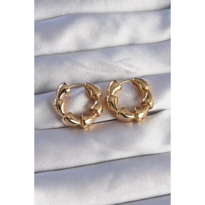 Pirinç Gold Renk Damla Kıvrım Tasarımlı Halka Küpe