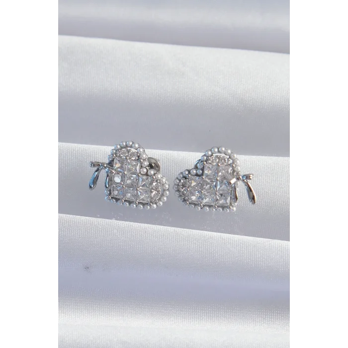 Pirinç Gümüş Renk Fiyonk Detay İncili Zirkon Taşlı Kalp Küpe