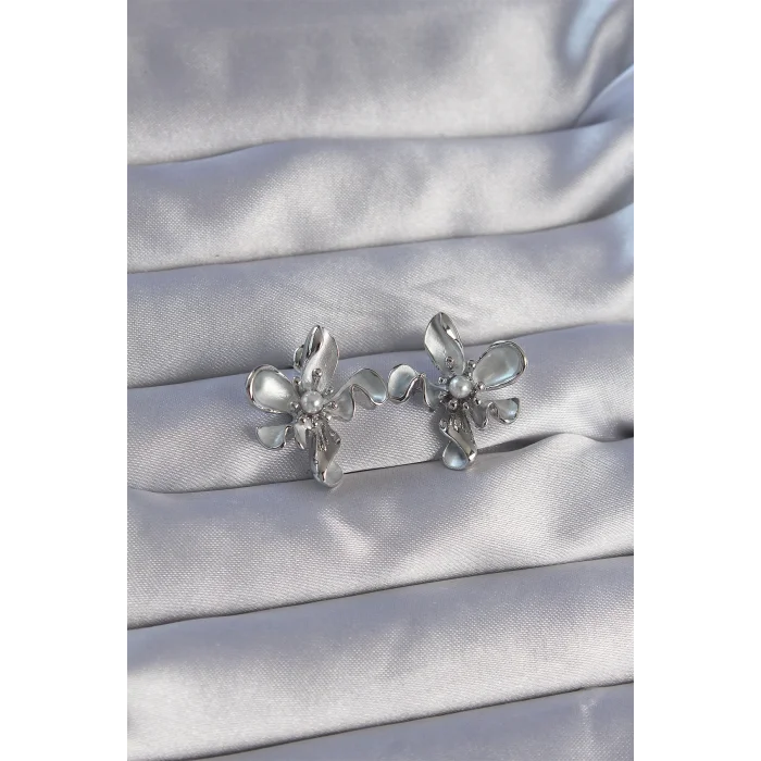 Pirinç Gümüş Renk İnci Detay Çiçek Tasarımlı Küpe