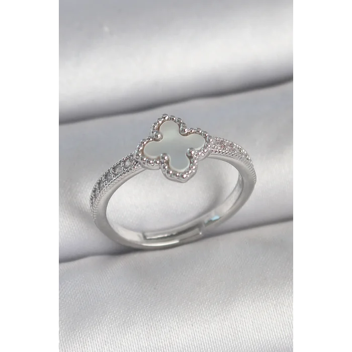 Pirinç Gümüş Renk Zirkon Taşlı Beyaz Mineli Yonca Model Ayarlanabilir Kadın Yüzük