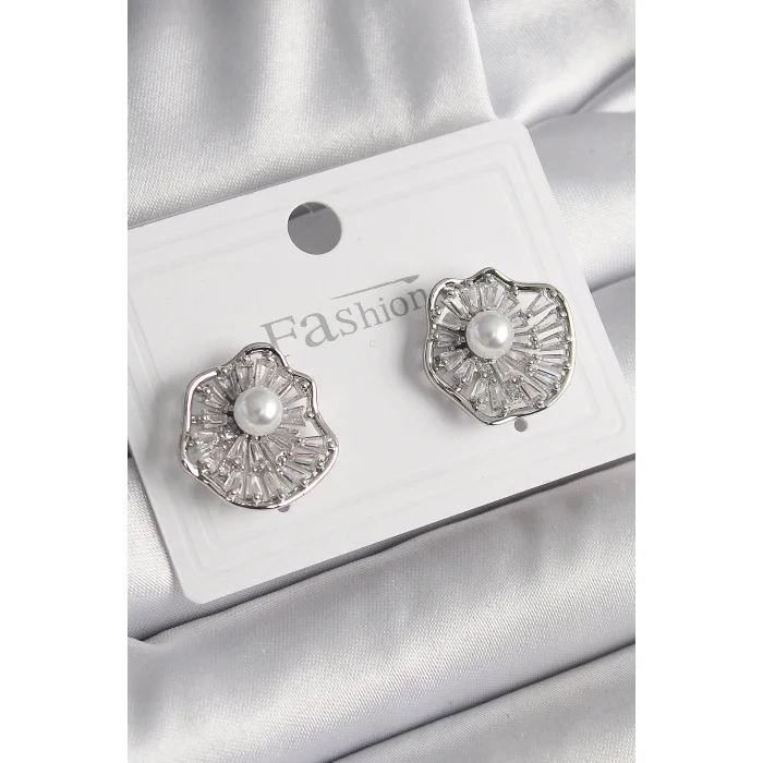 Pirinç Gümüş Renk Zirkon Taşlı Çiçek Model İnci Detay Kadın Küpe