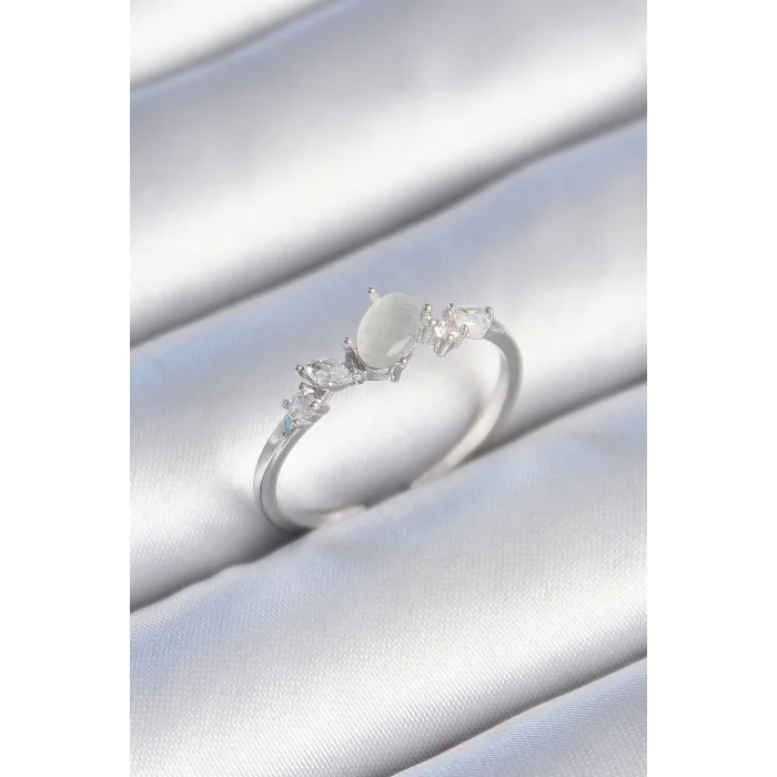 Pirinç Gümüş Renk Zirkon Taşlı Oval Beyaz Mineli Kadın Yüzük