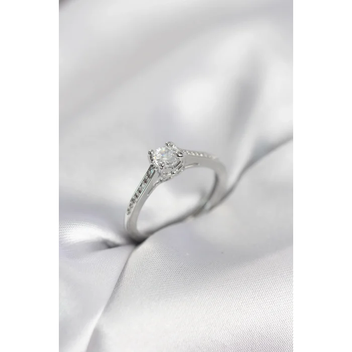 Tek Taş Gümüş Renk Zirkon Taşlı Model Kadın Yüzük