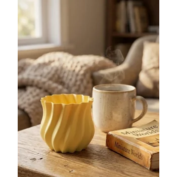 3D Kıvrımlı Sarı Vazo Modern Dekoratif Ev Aksesuarı Şık Tasarım