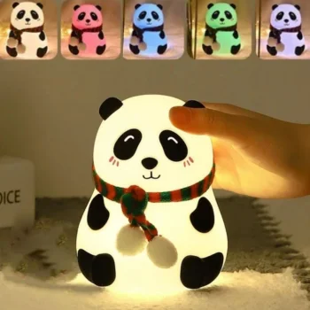 5 Farklı Renk Modlu Panda Figürlü Pofuduk LED Gece Lambası–Yumuşak Dokulu Çocuk Odası ve Dekoratif Şarjlı Ortam Işığı (5047)